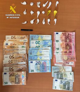 Los 18 envoltorios y los 1.335 euros decomisados por la Guardia Civil