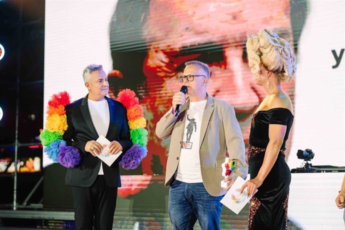 Alejandro Peñafiel, sobrino de Jerónimo Saavedra, recoge el premio concecido a su título, a título póstumo, por  'Maspalomas Pride by Freedom'