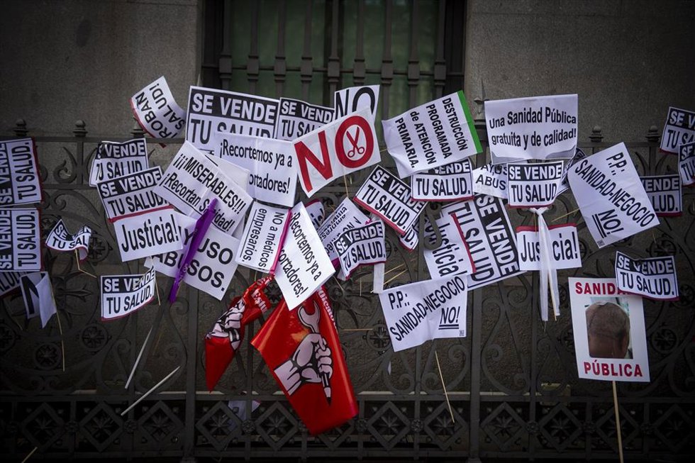 Archivo - Carteles tras una manifestación en defensa de la Sanidad Pública en Madrid. Archivo