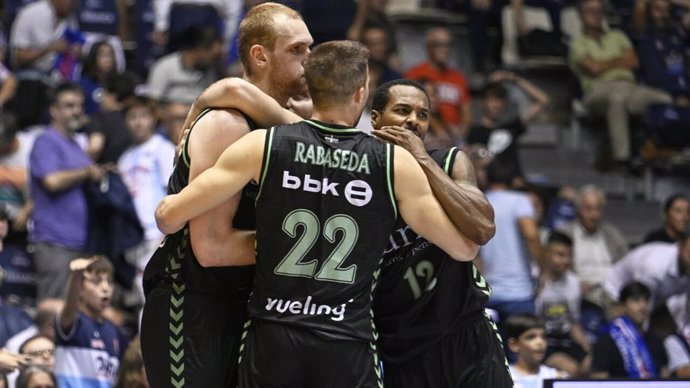 Archivo - Varios jugadores del Bilbao Basket, durante un partido.