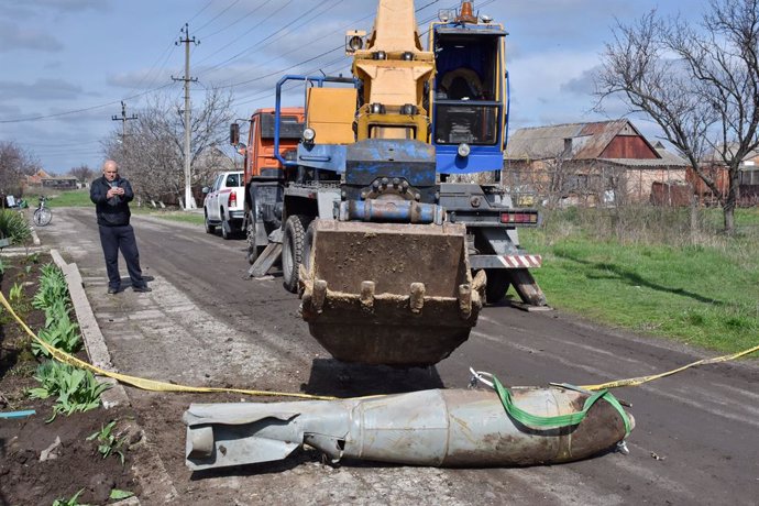 Archivo - April 4, 2023, Preobrazhenka, Zaporizhzhia, Ukraine: Local resident take phone photo of a FAB-500 unexploded Russian air bomb in Preobrazhenka village. Ukraine needs $37.4 billion to carry out humanitarian demining of its lands, the country's Pr