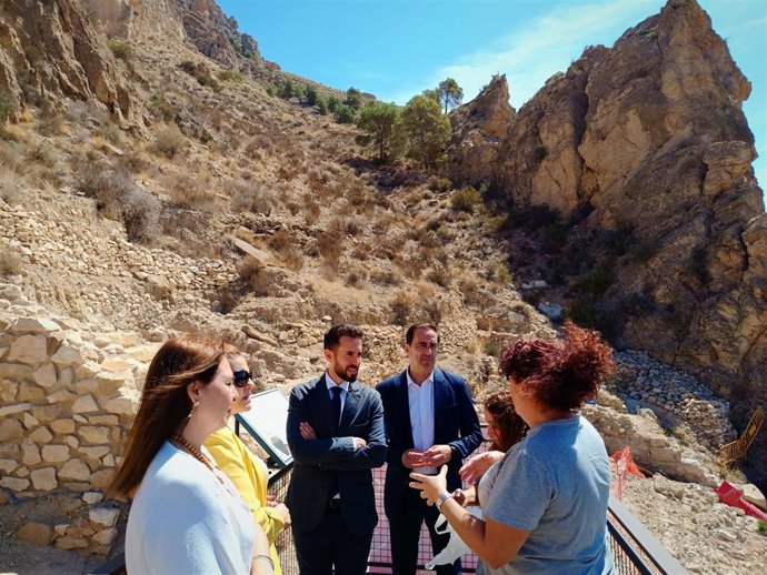 El director general de Patrimonio Cultural y el alcalde de Ulea, durante la visita al yacimiento.
