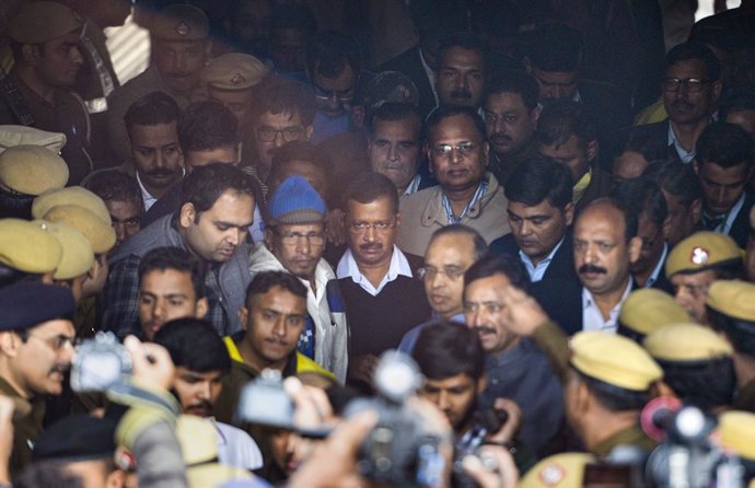 Archivo - 08 December 2019, India, New Delhi: Chief Minister of Delhi Arvind Kejriwal (C) leave after visiting the site where a fire broke out in a factory at Anaj Mandi area, killing more than 40 people. Photo: Vijay Verma/PTI/dpa