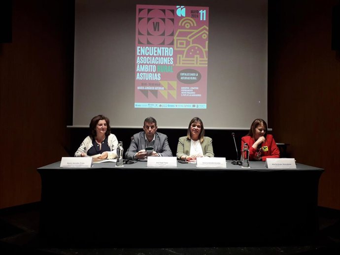 Gimena Llamedo, segunda por la derecha