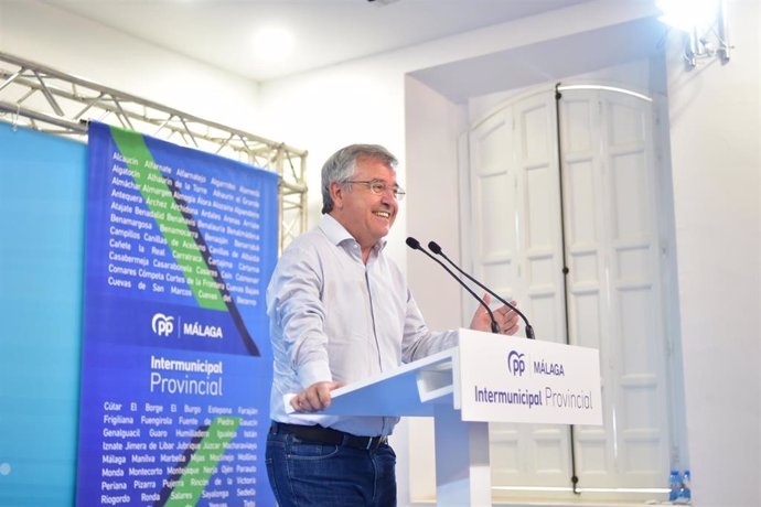 El presidente de la Unión Intermunicipal Provincial del PP de Málaga y alcalde de Estepona, José María García Urbano.