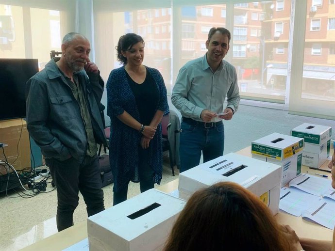 El coordinador de IU-A, Toni Valero junto a una mesa electoral para las primeras a la coordinación general de la coalición, junto a la coordinadora provincial en Málaga, Toni Morillas, y el portavoz de IU-A y secretario general del PCA, Ernesto Alba.