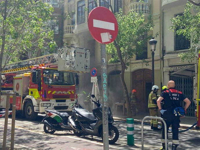 Bomberos sofocan un incendio en un restaurante de la calle Almirante Cadarso de València