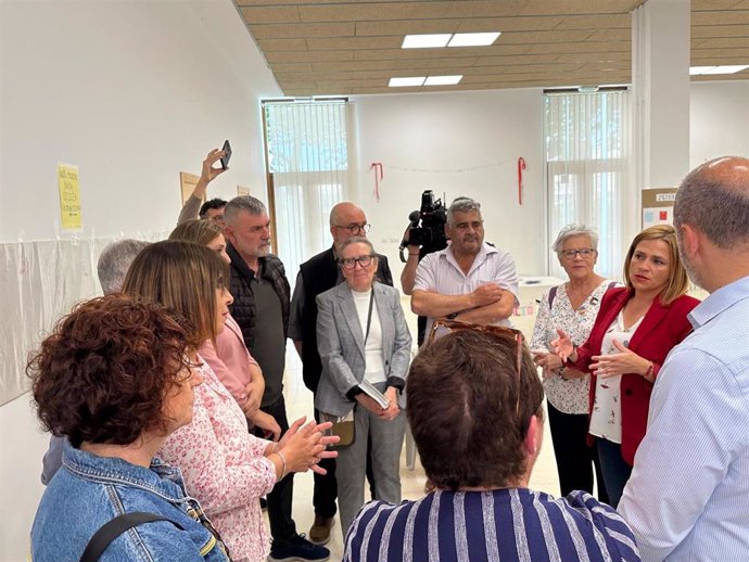 La delegada del Gobierno en la Comunitat Valenciana, Pilar Bernabé, se reúne con vecinos de Castellar-l'Oliveral