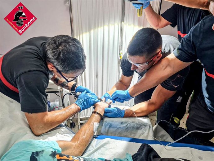 Bomberos retiran a una persona un anillo que aprisionaba su dedo anular