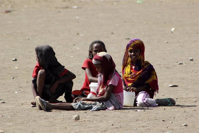 Archivo - Niñas eritreas juegan en un campo de refugiados