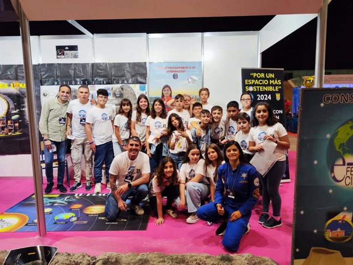 Alumnado del colegio público San Ignacio del Viar con la ingeniera colombiana Giovanna Estefanía Ramírez Ruiz en la Feria de la Ciencia de Sevilla.