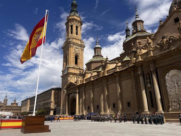 Acto del izado solemne de la bandera, en la plaza del Pilar.