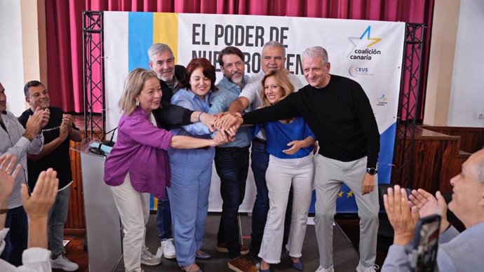 El candidato de Coalición Canaria al Parlamento Europeo, Carlos Alonso, junto a otros miembros del partido nacionalista