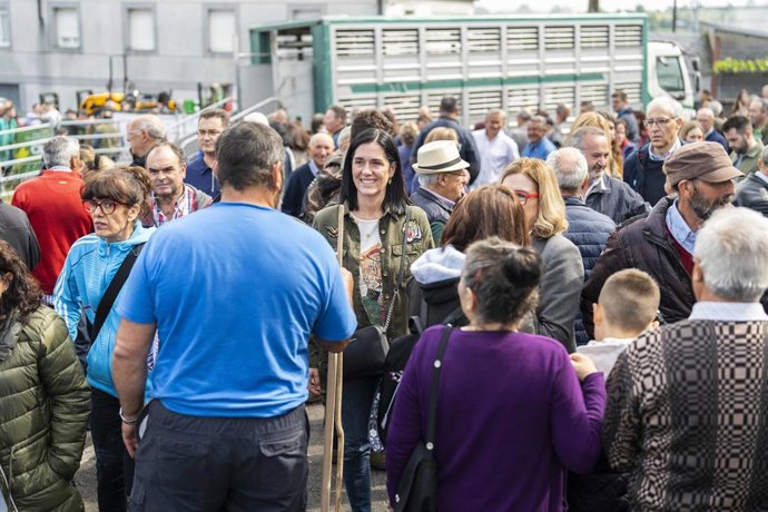 La secretaria general del PPdeG, Paula Prado, visita la IV Feira en defensa do gandeiro da montaña de Cervantes (Lugo).