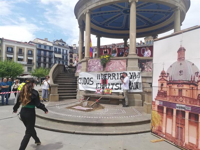 El acto se ha iniciado con el bail de un aurresku.