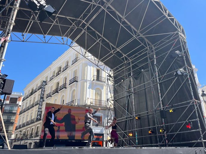 La Puerta del Sol, escenario de un espectáculo de baile multidisciplinar de diez horas con miles de participantes.