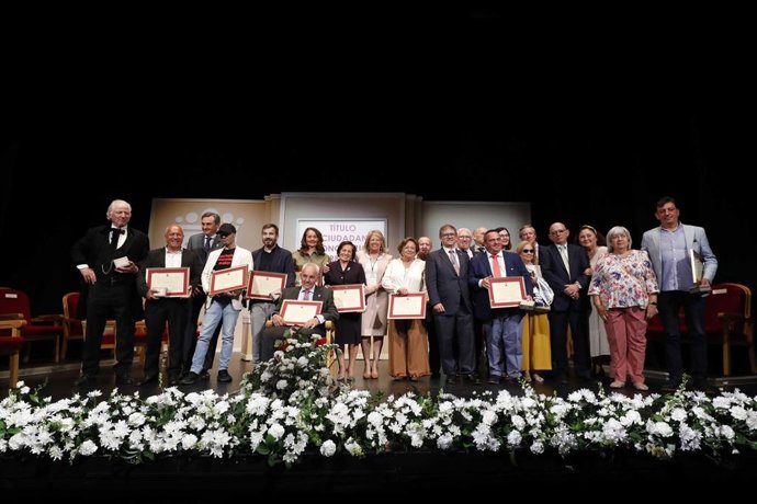 Entrega de títulos de ciudadanos honorarios en Marbella.