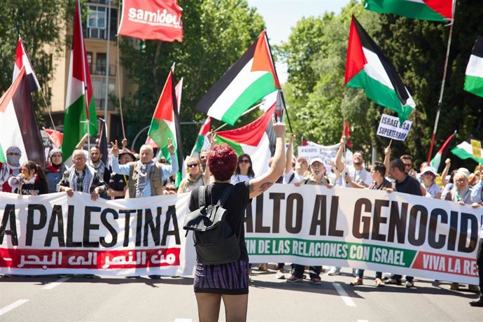 Decenas de personas durante una manifestación estatal en conmemoración de Al Nakba palestina, a 11 de mayo de 2024, en Madrid (España). 