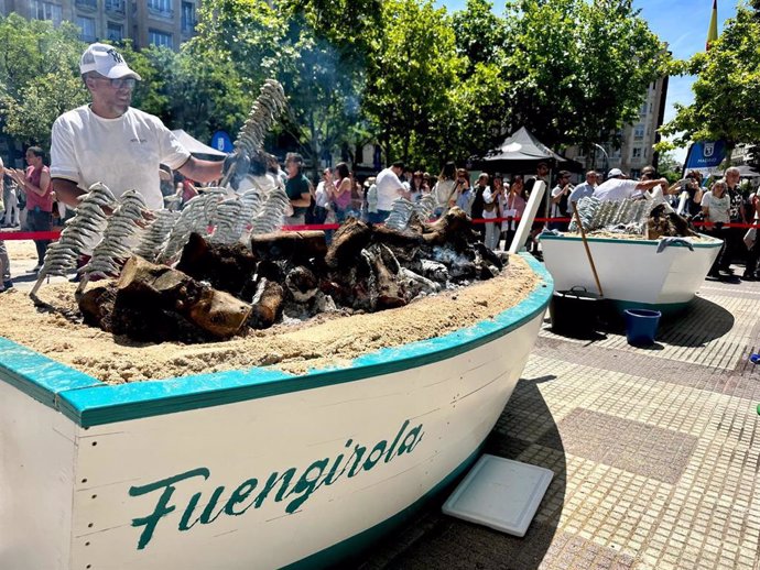 Los tradicionales espetos de sardinas asadas que se sirven en los chiringuitos de playa de Fuengirola se han podido degustar este sábado en la plaza de Chamberí de Madrid.