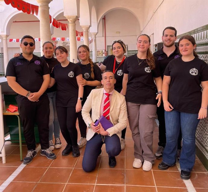 El Ayuntamiento de Huelva felicita al grupo joven de la Hermandad de la Soledad por la organización de la Preferia.