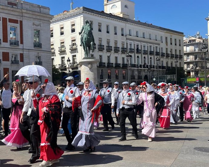 La capital se inunda de chulapas y chulapos en un pasacalles concluido en Plaza Mayor por las Fiestas de San Isidro.