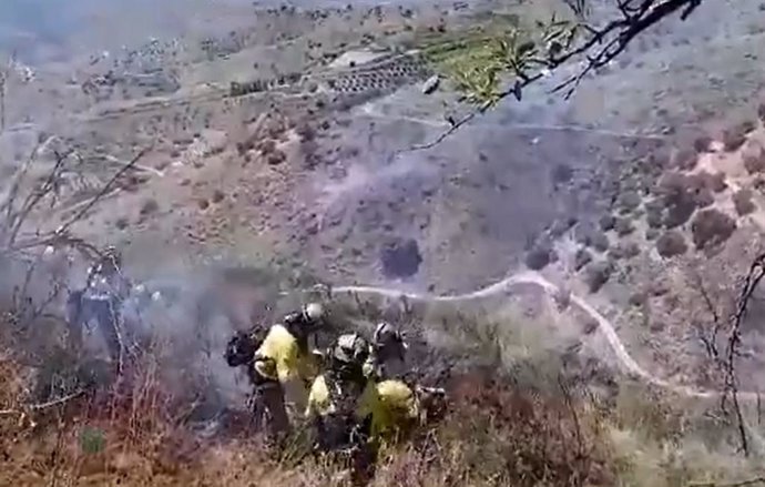 Efectivos movilizados por el Plan Infoca actúan en un incendio en una zona de monte de Canillas de Aceituno.