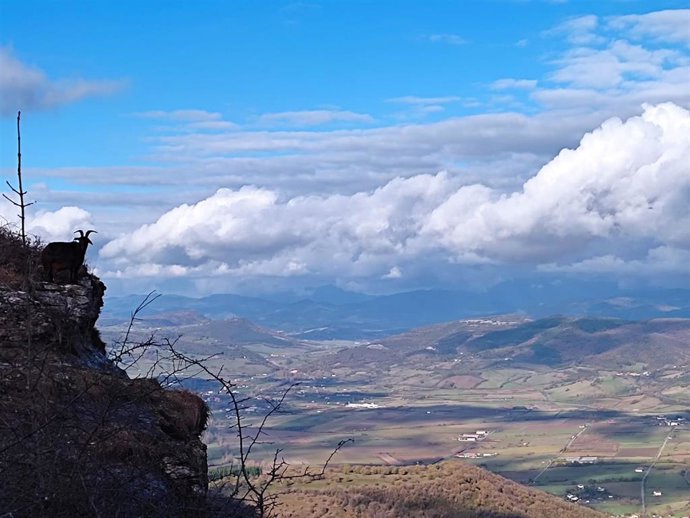 Archivo - Nubes sobre Orduña (Bizkaia)