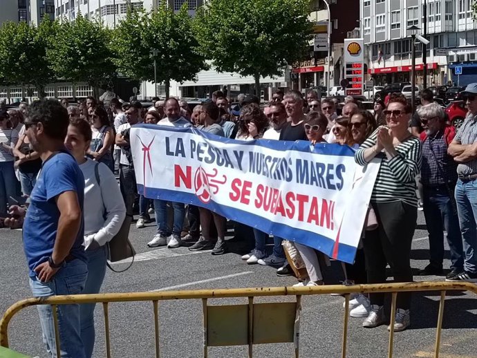 Cientos de pescadores se manifiesta en Cangas contra la eólica marina: "Nuestro mar no será vendido en subasta"
