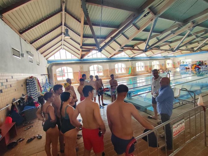 Nieto visita el programa de formación en primeros auxilios y socorrismo en instalaciones acuáticas de El Puerto (Cádiz).