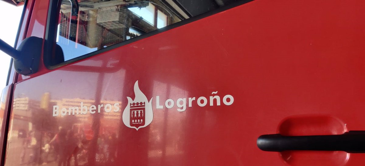 Bomberos del Ayuntamiento de Logroño sofocan un incendio en el parque del Iregua