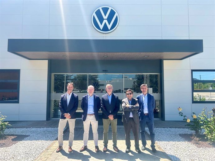 El presidente de la APS, César Díaz, se reúne con representantes de Volkswagen Navarra