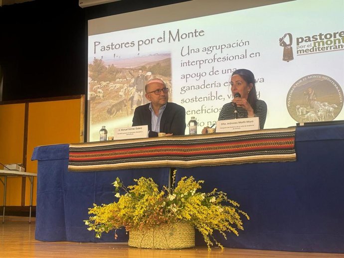 La delegada de la Junta en Almería, Aránzazu Martín, clausura en Alcóntar la Asamblea de Pastores por el Monte Mediterráneo.