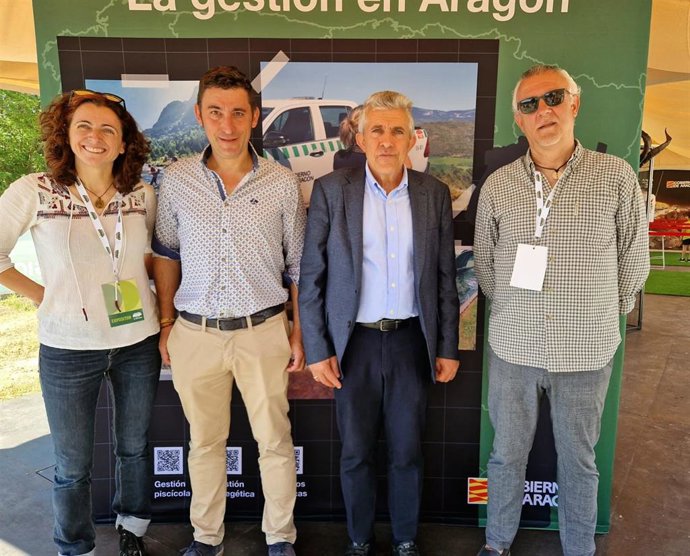 El consejero de Agricultura, Ganadería y Alimentación, junto del director general de Caza y Pesca , Jorge Valero, y técnicos del Departamento.