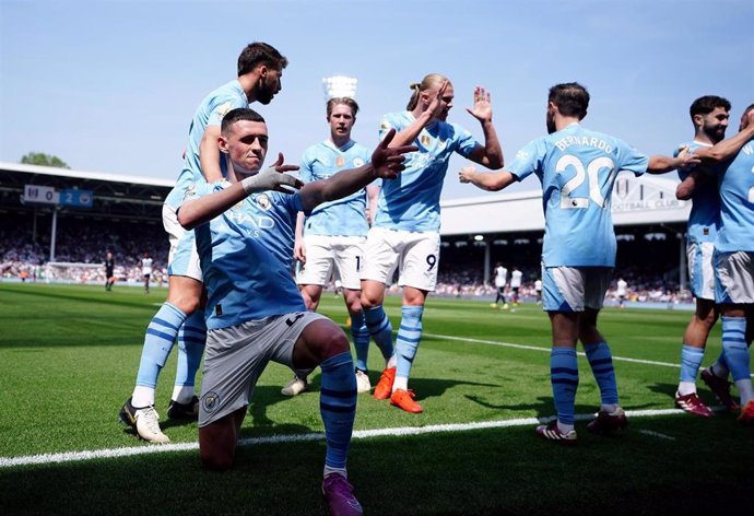 11 May 2024, United Kingdom, London: Manchester City's Phil Foden (L) celebrates with teammates after scoring their side's second goal during the English Premier League soccer match between Fulham and Manchester City at Craven Cottage, London. Photo: Zac 