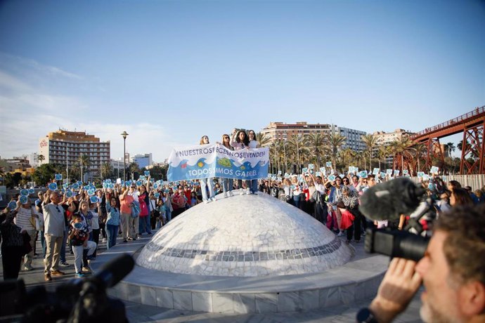 Patricia Ramírez, la madre del niño Gabriel Cruz, arropada por unas 700 personas en 'La Ballena' de Almería durante una concentración para frenar el documental sobre su hijo. 