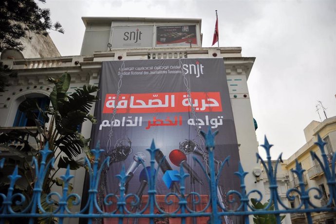 Archivo - Cartel de apoyo a la libertad de prensa en el Sindicato Nacional de Periodistas de Túnez 