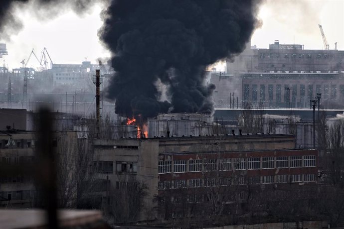 Archivo - Cohete impacta contra una refinería de petróleo en Odesa, Ucrania.