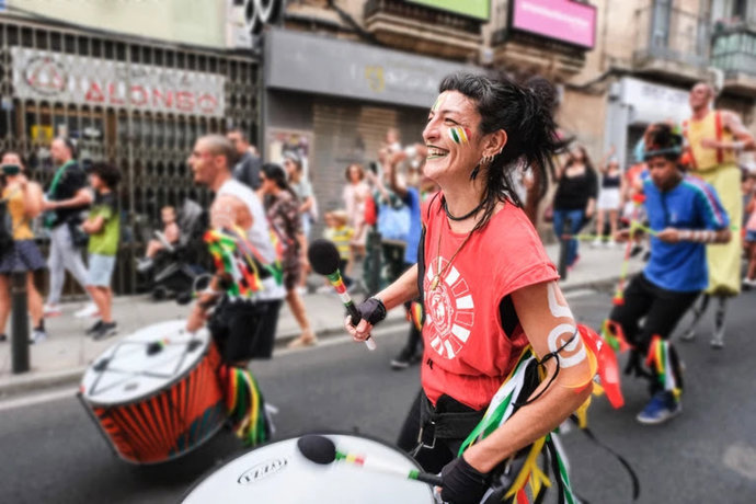 Archivo - Pasacalles del festival Womad Cáceres en una foto de archivo