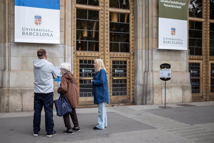 Ciutadans esperant l'obertura minuts abans de les 9.15