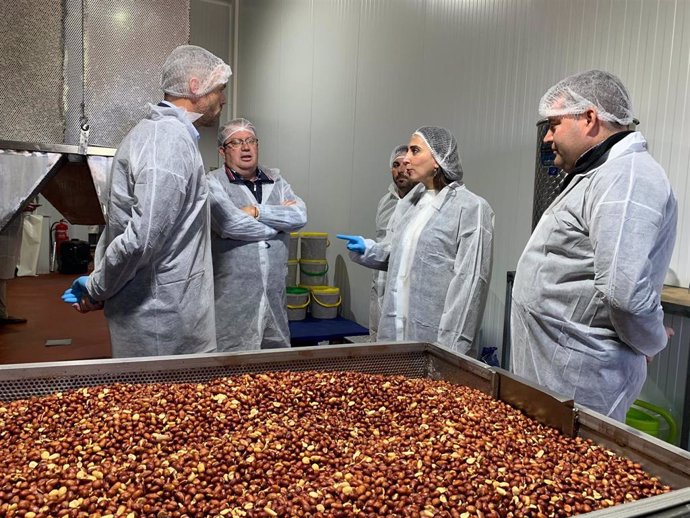 La consejera Sara Rubira, durante su visita a la empresa Aperitivos Losán.