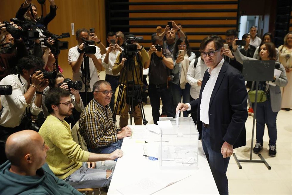 El candidato del PSC a las elecciones catalanas, Salvador Illa, vota en La Roca del Valls (Barcelona), su ciudad natal.