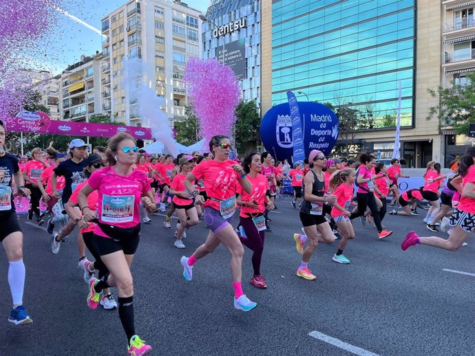 Una marea rosa de 35.000 mujeres inunda el Paseo de la Castellana en la vigésima edición de la Carrera de la Mujer Central Lechera Asturiana.