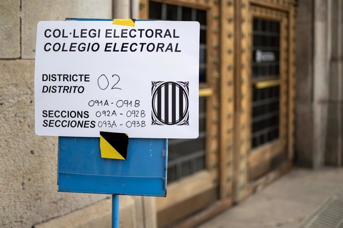 Un cartel indica las mesas electorales en la Universitat de Barcelona, a 12 de mayo de 2024, en Barcelona, Catalunya (España). Casi seis millones de catalanes han sido llamados a las urnas hoy, 12 de mayo, para elegir a su nuevo presidente autonómico para