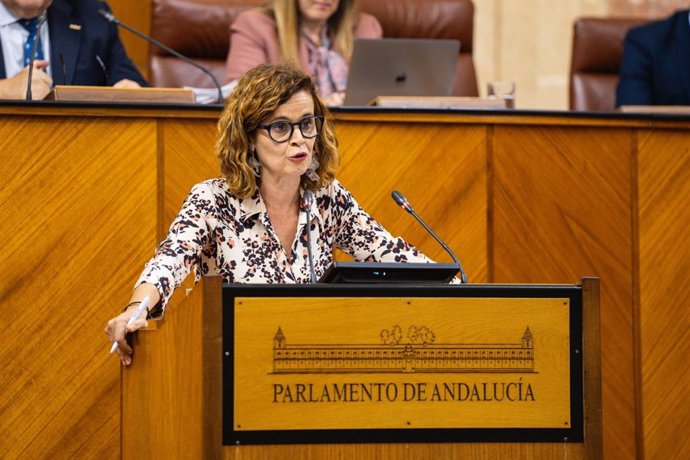 Archivo - La portavoz adjunta del grupo Por Andalucía, Esperanza Gómez, interviene en el Pleno del Parlamento. (Foto de archivo).