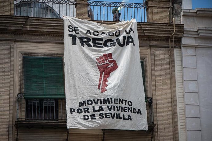 Cartel reivindicativo de Movimiento por la Vivienda, desplegado en una fachada.