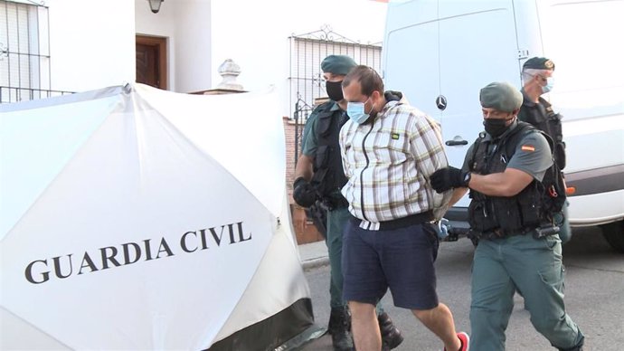 Archivo - La Guardia Civil custodia al detenido por la muerte de Manuela Chavero, Eugenio D.H., tras salir de su vivienda para realizar una reconstrucción del crimen