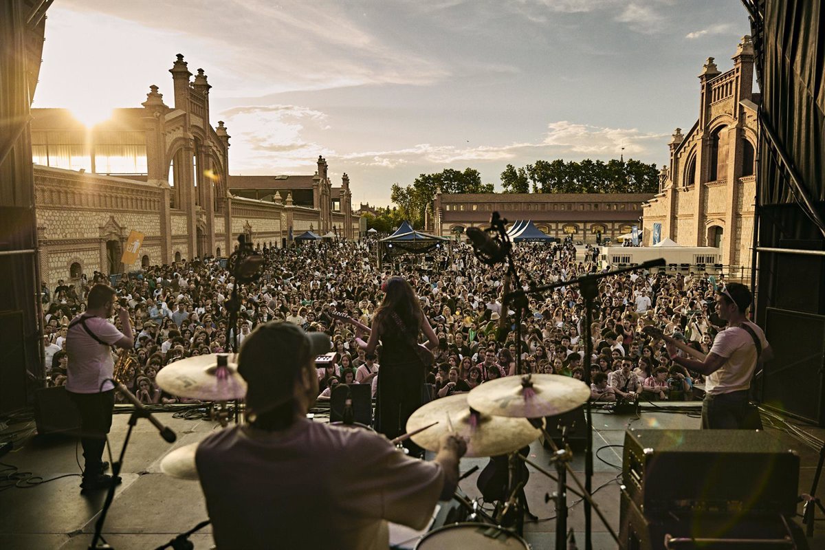 Miles de personas celebran San Isidro en Matadero al ritmo de Natalia Lacunza o Alfie Templeman
