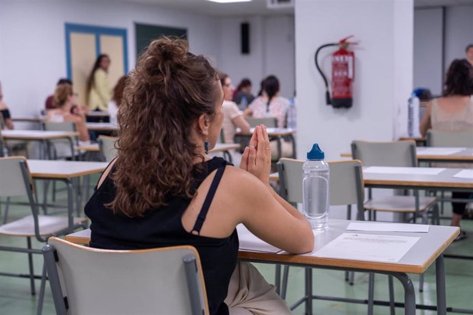 Archivo - Opositora esperando el comienzo de un examen de oposición, a 18 de junio de 2023, en Sevilla, (Andalucía, España). 