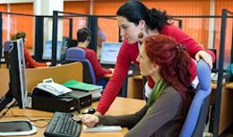 Archivo - Imagen de archivo de unas empleadas del Servicio de Teleasistencia de la Junta de Andalucía.