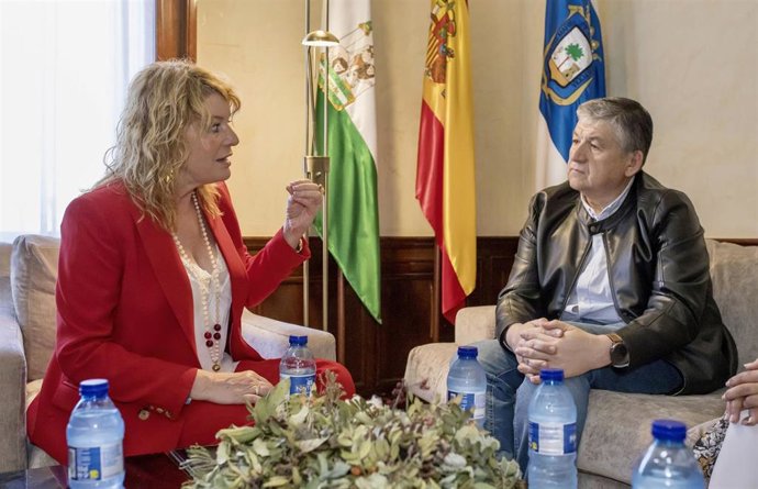 La alcaldesa de Huelva, Pilar Miranda, ha recibido en su despacho consistorial al secretario general de UGT Huelva, Francisco Gutiérrez